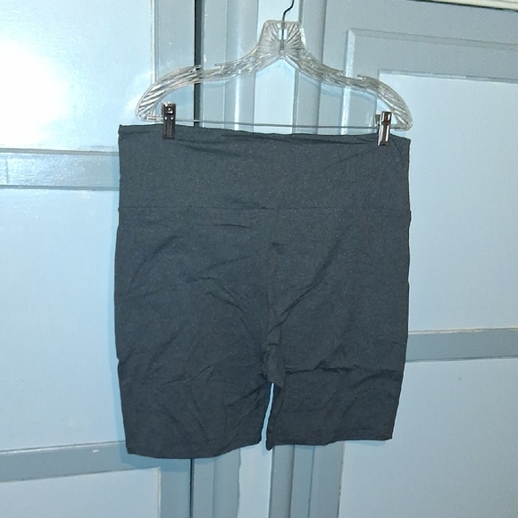 Amazon Women's Charcoal Gray Bike Shorts with Side Pockets - Picture 3 of 3